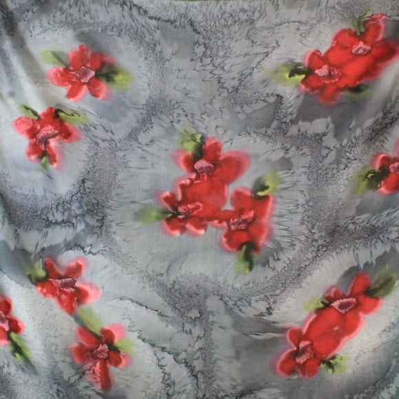 Bufanda cuadrada de seda gris de flor roja - Soierie Huo
